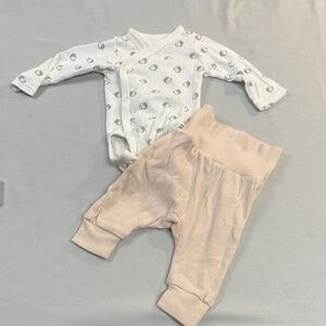 H&M - White Organic Cotton Baby Bodysuit and pants for premature infants